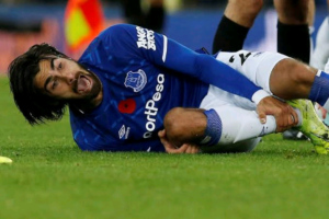 A new blow to Everton's injury list as a midfielder is evaluated ahead of the Manchester United match.