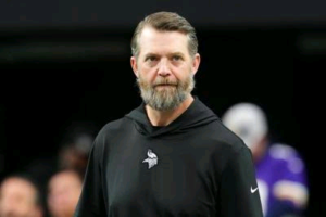 Vikings suspends OC Wes Phillips for three weeks.