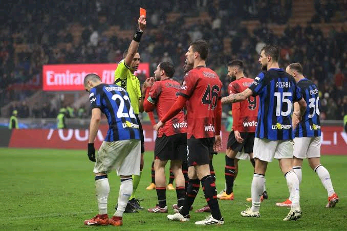 Following their red cards in the Milan derby, Calabria receives a longer suspension than Theo and Dumfries.